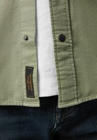 Next TWIN POCKET TEXTURED LONG SLEEVE - Marškiniai - khaki green
