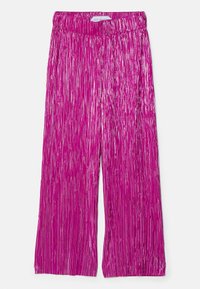 Pantalons larges en matériau brillant et texturé de couleur magenta vive, avec une taille élastique et un motif à rayures verticales.