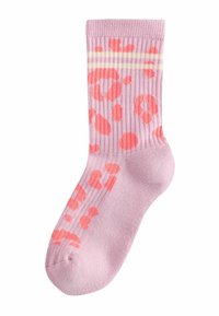 Roza nogavice z rebrasto teksturo imajo igriv rdeč vzorec in dve rumeni črti blizu vrha.