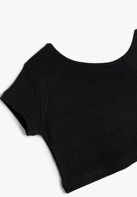 Sort ribbet crop top med en bred halsudskæring og korte ærmer. Fremstillet af et blødt stof, med et tætsiddende design og rene kanter.