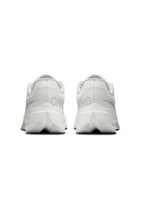 Baskets blanches en matériau synthétique lisse, avec un talon arrondi, des semelles surélevées et des logos en relief à l'arrière, arborant un design minimaliste.
