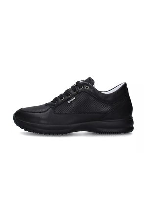 Scarpa da ginnastica nera in pelle con lati perforati, caratterizzata da una punta arrotondata, chiusura con lacci e suola in gomma con presa testurizzata.