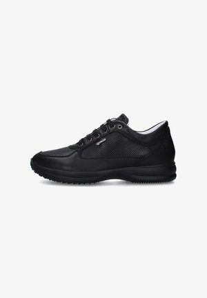 Scarpa da ginnastica nera in pelle con lati perforati, caratterizzata da una punta arrotondata, chiusura con lacci e suola in gomma con presa testurizzata.