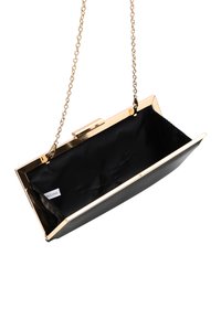 Geantă de umăr neagră cu un exterior texturat, accesorii de culoare aurie, curea din lanț și un compartiment deschis căptușit cu material negru.