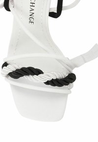 Armani Exchange Sandalen met hoge hak - white black