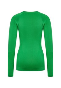 Långärmad topp i livfull grön färg. Slät textur, figursydd silhuett, har ribbad halsringning och sömmar. Bakifrån syns inga ytterligare designdetaljer.