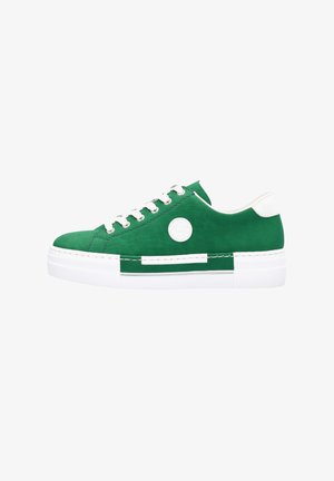 Baskets en daim vert avec des accents blancs, lacets plats et un badge logo rond. Elles présentent une épaisse semelle en caoutchouc blanc avec un design minimal.