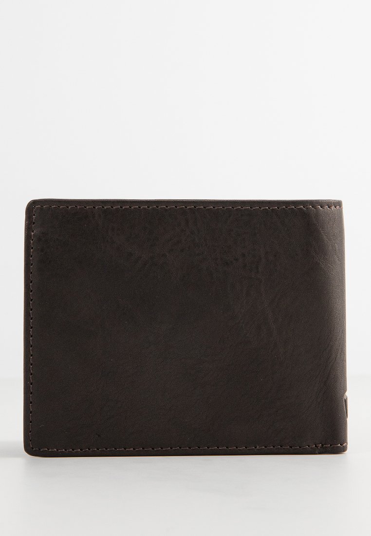 Portefeuille en cuir brun avec une texture lisse, de forme rectangulaire, et un subtil détail de couture le long des bords. Design minimaliste.