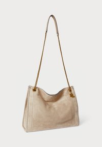 Borsa in suede beige con cima arrotondata, tracolla in catena dorata e un logo impresso in modo sottile su un lato. Presenta una texture liscia e un design minimalista.