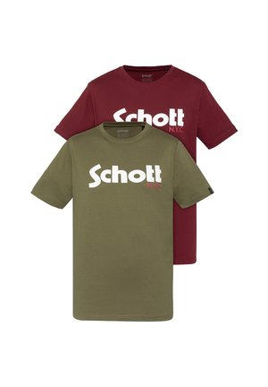 Due T-shirt in cotone di colore verde oliva e bordeaux. Ognuna ha un collo a giro e presenta un grande logo bianco "Schott N.Y.C." sulla parte anteriore.