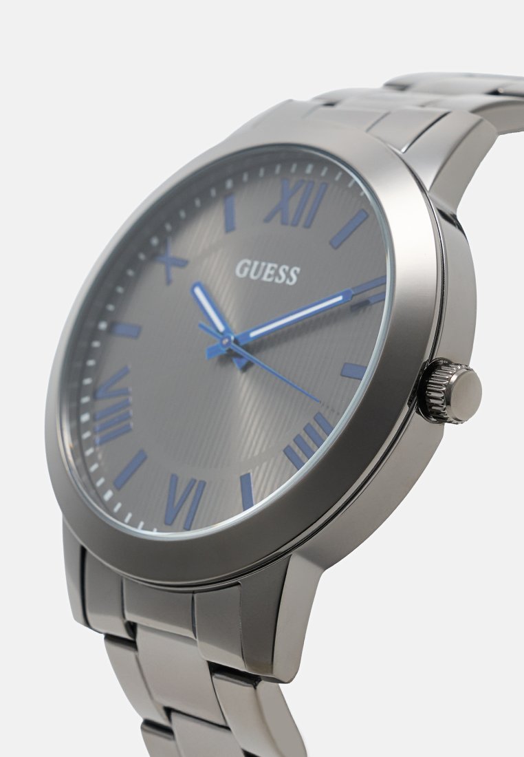 Reloj de pulsera de acero inoxidable plateado con esfera texturizada gris, números romanos azules y agujas azules. Cuenta con una caja redonda y una correa a juego.