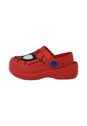 Zoccolo rosso per bambini con design della ragnatela di Spider-Man e dettaglio bianco sull’occhio, con un bottone blu sulla cinghia regolabile sul tallone.