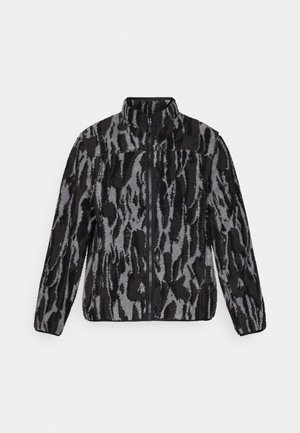 Veste en polaire avec un col haut, présentant un imprimé animal abstrait gris et noir, fermeture éclair et tissu texturé.