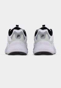 Ζευγάρι αθλητικών παπουτσιών σε λευκό και γκρι με μαύρο εσωτερικό, φωτογραφημένα από πίσω σε λευκό φόντο.