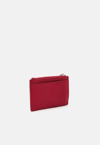 Calvin Klein MUST CARDHOLDER - Novčanik - scarlet sage