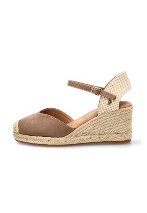 Sandalia cuña esparto beige con puntera cerrada, hebilla en el tobillo, textura tejida en el talón y suela de cuerda trenzada.