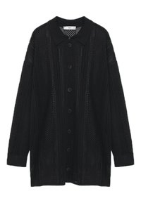 Schwarze Strickjacke mit Kragen, ausgestattet mit einer Knopfleiste und strukturiertem Muster. Lange Ärmel mit gerippten Bündchen, lockere Passform.