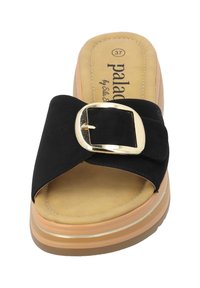Zwarte slide-sandaal met een brede band die een gouden vierkante gesp heeft, een zachte beige binnenzool en een stevige, gelaagde tan zool.