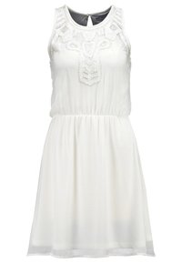 Robe blanche sans manches avec taille froncée et détails complexes en dentelle et perles autour de l'encolure et des épaules.