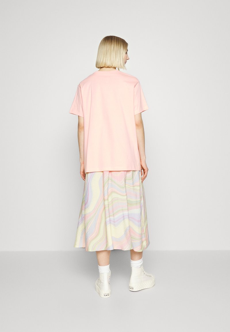 Damen T-Shirts | Nike Sportswear TEE V DAY T-Shirt print bleached coral/rosa - NO11369 Damen T-Shirts | Nike Sportswear TEE V DAY T-Shirt print bleached coral/rosa - NO11369
