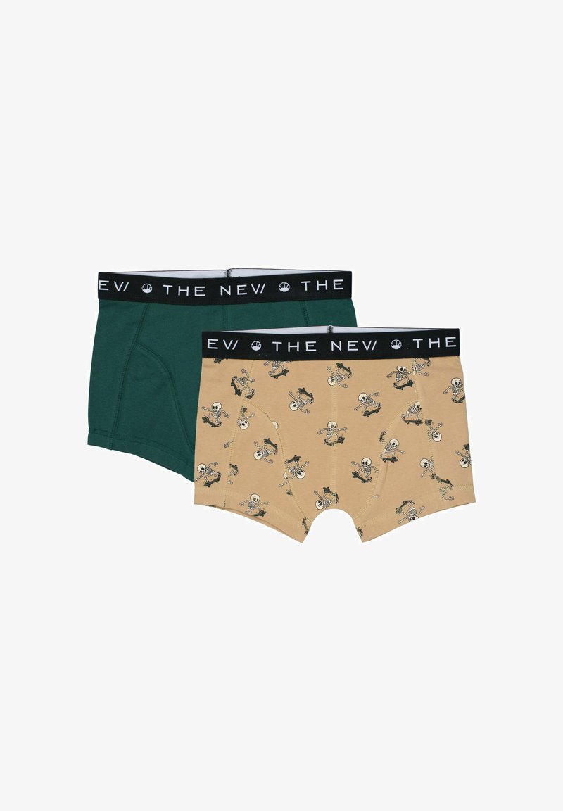 Deux paires de boxers pour garçons, un uni vert foncé, un beige avec un motif squelette en skateboard, tous deux avec des bandes noires à la taille portant la mention « THE NEV ».
