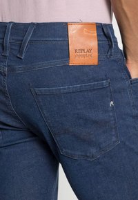 Replay ANBASS HYPERFLEX - Calças de ganga de perna direita - dark blue