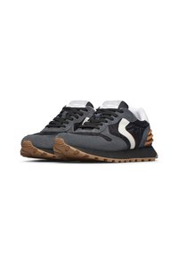 Sneaker basse grigie e nere con accenti bianchi e beige, lacci neri e suole in gomma resistente, viste da un'angolazione bassa e frontale.