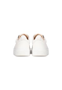 Sneaker bianche in pelle con una suola in gomma spessa e texturizzata. Presentano un design pulito e minimale, con dettagli di cucitura discreti sul tallone.