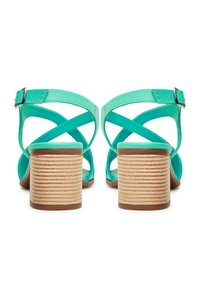 Aqua siniset hihnat sandaalit ristikkäisellä designilla, joissa on teksturoitu, vaaleanruskea lohkkikenkä sekä hopeinen solki.