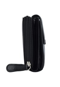 Portafoglio in pelle nera con chiusura a zip e manico da polso. Presenta più scomparti per carte e una superficie testurizzata per una presa sicura.