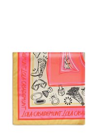 Seidenschal in quadratischer Form mit einem pink- und beige-farbenen Design, das Illustrationen von Accessoires, Blumen und Text zeigt. Mit einem goldenen Rand versehen.