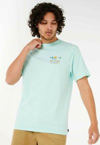 Minzgrünes Baumwoll-T-Shirt mit einem Brustprint von einer Sonne und Palmen. Klassisches Crew-Neck-Design mit kurzen Ärmeln und lockerer Passform.