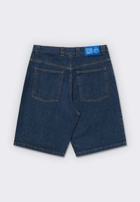 Pantalones cortos de mezclilla en azul oscuro con un corte recto. Cuenta con dos bolsillos traseros y una etiqueta azul en la cinturilla. Acabado de tela texturizada.