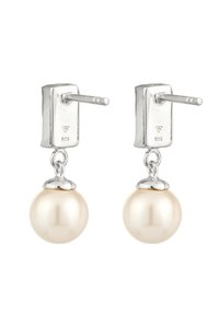 Silver-tone hängande örhängen med runda krämiga vita pärlor, exakt form och slät yta, fästa med en post-back stängning.