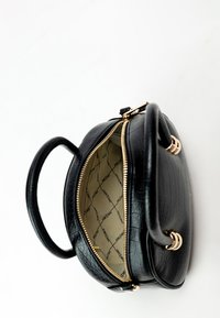 Borsa a tracolla in pelle nera strutturata con hardware dorato e chiusura con zip, caratterizzata da un interno foderato con un motivo a logos ripetuto.