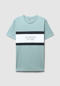 Jasnoniebieski bawełniany t-shirt z krótkimi rękawami, okrągłym dekoltem oraz poziomymi paskami w kolorze białym i czarnym z napisem "ELEVATE" na piersi.