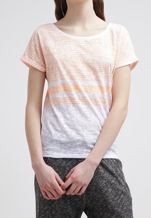 Lehký krémový tričko s krátkým rukávem v bílé barvě, s horizontálními pruhy v oranžové a broskvové barvě, s kulatým výstřihem a volným střihem.