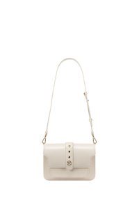 Beige læder crossbody taske med flaplukning, tre hjerteformede nitter og en justerbar rem. Glat tekstur og rektangulær form.