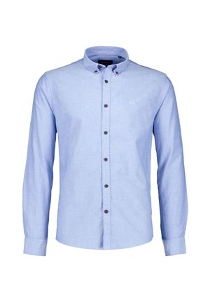 Lyseblå langærmet skjorte med knapper og button-down krave samt mørke knapper foran og ved manchetterne, vist på hvid baggrund.