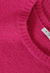 Fuchsia Wollsweater mit weicher Textur, ausgestattet mit einem gerippten Rundhalsausschnitt und einem Etikett an der inneren Naht.