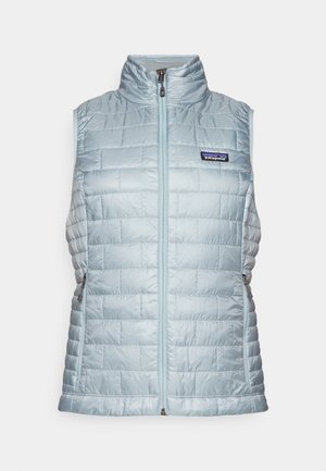 Gilet isolé bleu clair avec un matelassage vertical, col haut, fermeture éclair à l'avant et poches latérales. Présente un logo Patagonia sur la poitrine.