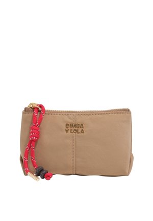Pequeño monedero beige con cremallera, con el logo dorado "BIMBA Y LOLA" y un tassel de cordón rojo unido al tirador de la cremallera.