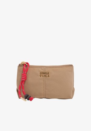 Mała beżowa saszetka na zamek z złotym logo „BIMBA Y LOLA” oraz czerwoną frędzlą przy zawieszce zamka.