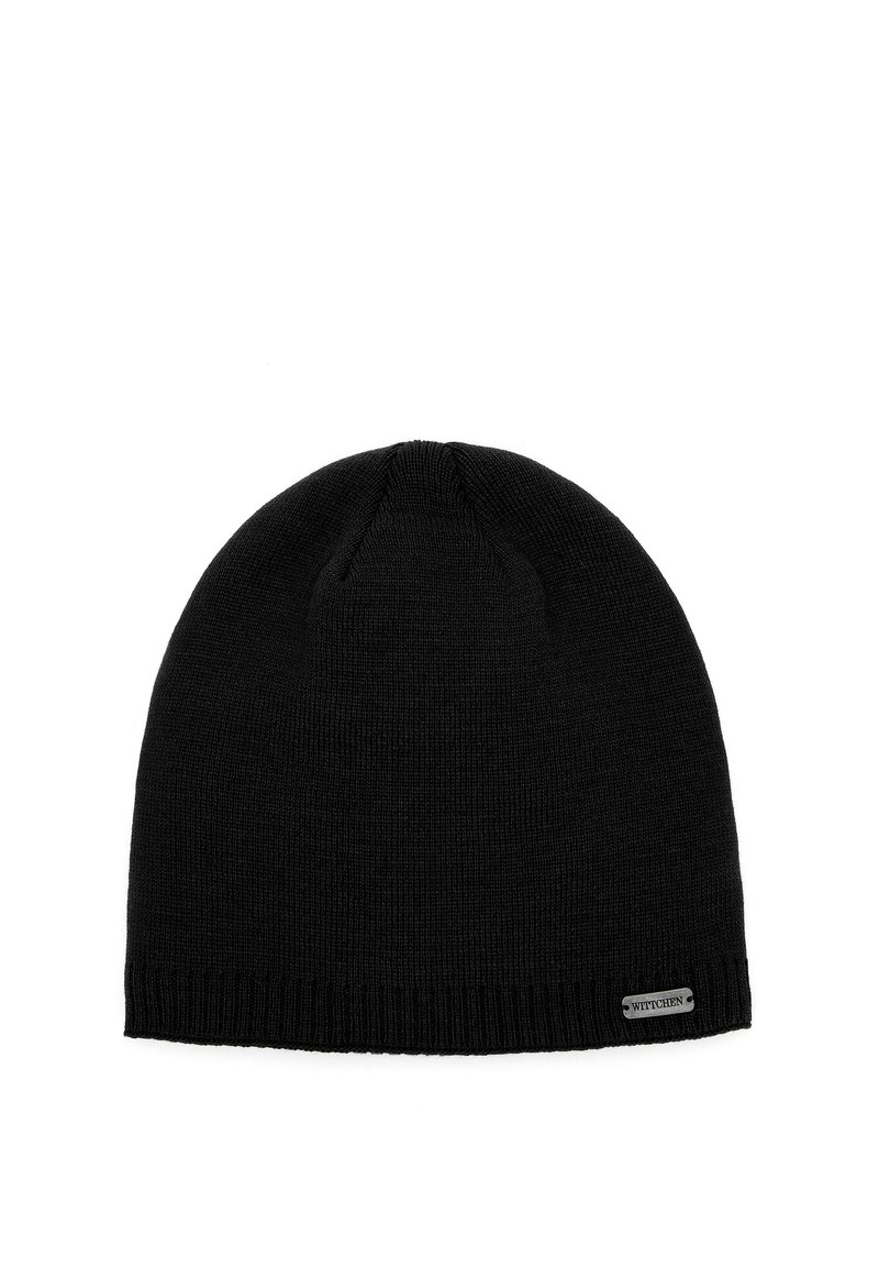 Czarna czapka typu beanie wykonana z teksturowanego materiału dzianego. Posiada podwójny mankiet z małą srebrną metką z logo z boku. Prosty, cylindryczny kształt.