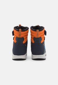 Zwei Stiefel mit navyfarbenem Obermaterial und orangefarbenem gestepptem Kragen, ausgestattet mit einem weichen Futter, verstellbarem Riemen und strapazierfähiger Gummisohle.