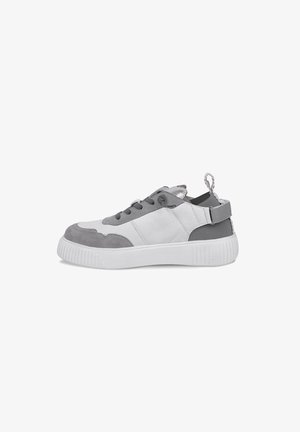 Sneaker in pelle bianca e grigia con tomaia texture, chiusura con lacci, suola in gomma e linguetta sul tallone per una facile calzata.