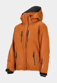 Orange wasserdichte Jacke mit Kapuze, Reißverschlusstaschen und schwarzen Bündchen. Glatte Textur mit modernem Design und reflektierenden Akzenten.