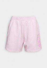 Pantaloncini di cotone rosa con vita elastica e la scritta "GAP" in rosa più chiaro sul lato inferiore sinistro. Tessitura liscia, vestibilità casual.