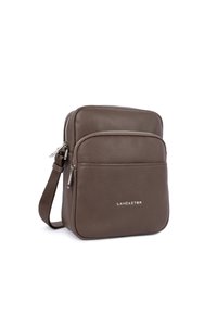 Borsa a tracolla in pelle marrone con texture, dotata di una tasca frontale con zip, hardware in argento e logo "Lancaster" impresso nella parte inferiore anteriore.