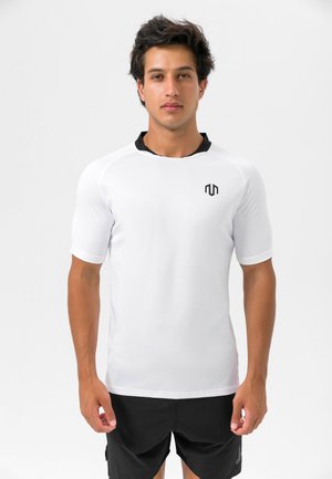 Vit t-shirt med kort ärm för träning, med svart krage och en liten svart logotyp på bröstet, tillverkad av ett mjukt och lätt tyg.